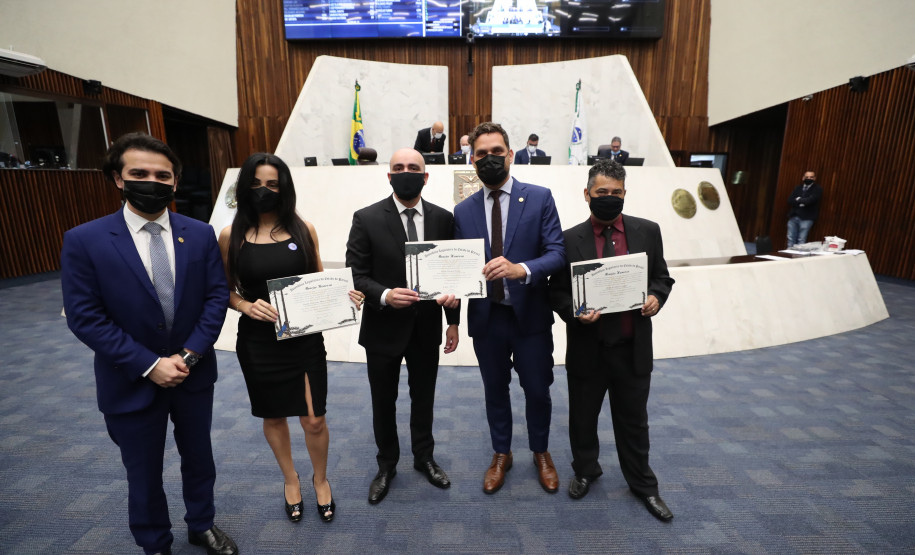 Policias civis e deputados aparecem em foto