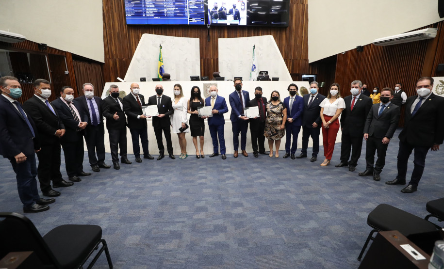 Policiais civis e deputados aparecem em foto