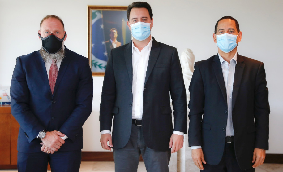 Delegado geral, governador e secretário de segurança pública posando para foto