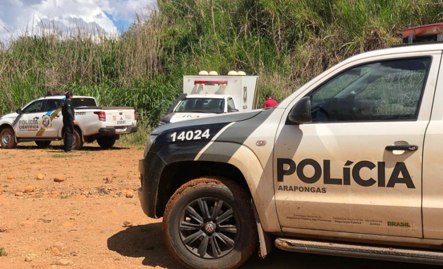 Viatura da policia civil em primeiro plano.