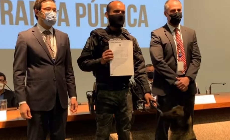 Poiciais aparecem em cerimônia do MJSP