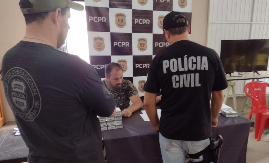 Policiais recebendo munição
