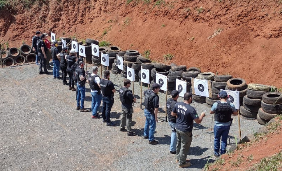 Policiais em treinamento