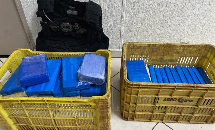 A droga foi encontrada no porta-mala de um veículo