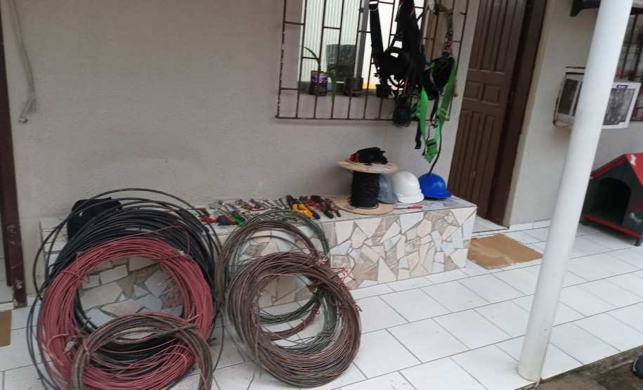 Rolos de fio elétrico são apreendidos