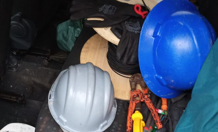 Policiais civis apreendem material