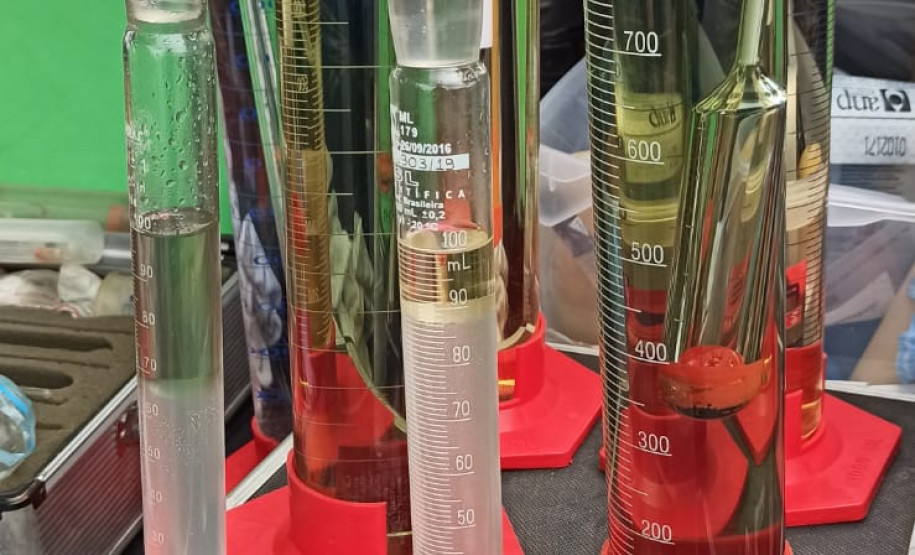 Tubos de ensaio mostram percentual de anidro