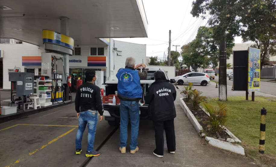 Equipe de fiscalização aparecem em posto de combustível