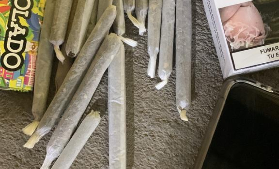 Cigarros de maconha são localizados em bagagem