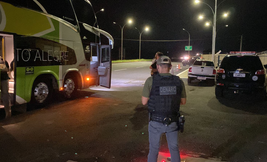 Policial civil aparece próximo a ônibus durante operação de fiscalização