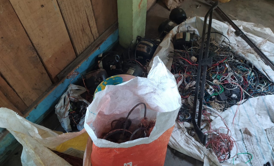 Cabos de telefone são apreendidos por policiais civis