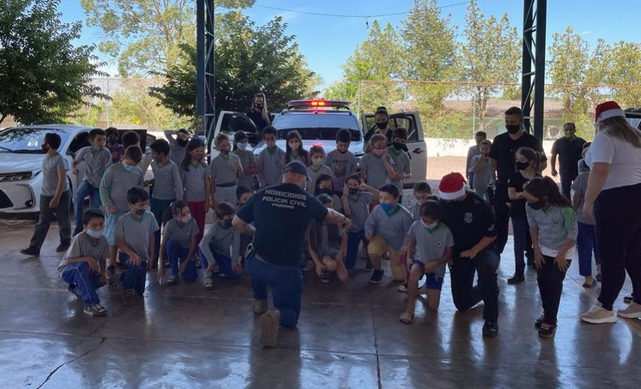 Policial civil interagindo com crianças