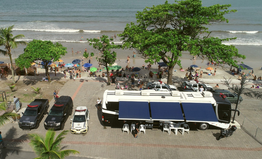 Onibus da PCPR estacionado no litoral paranaense
