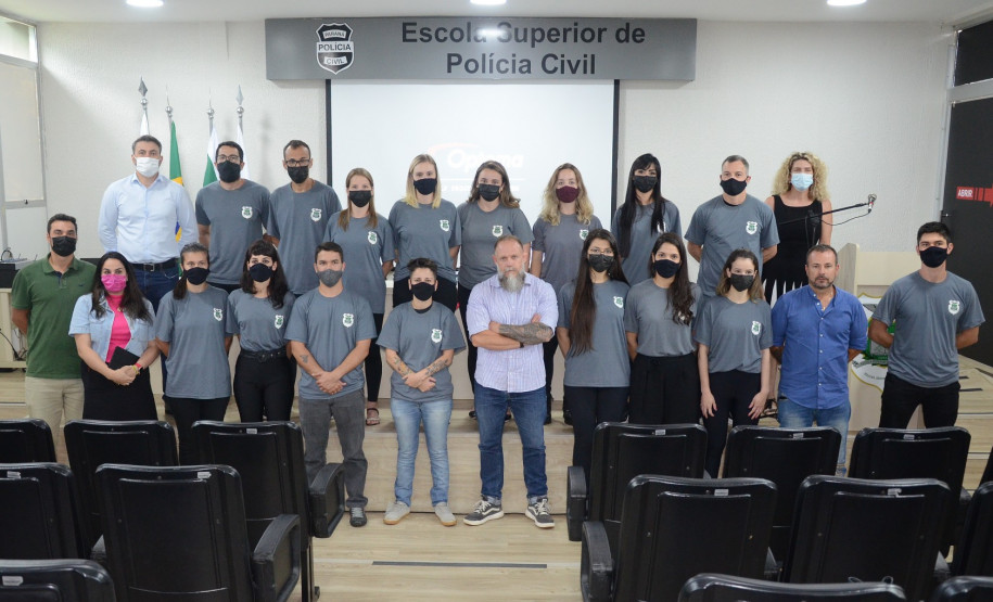 Participantes reunidos para fotografia