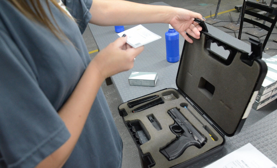 Momento da entrega de armas e munições