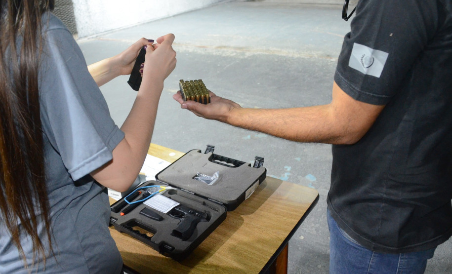 Momento da entrega de armas e munições