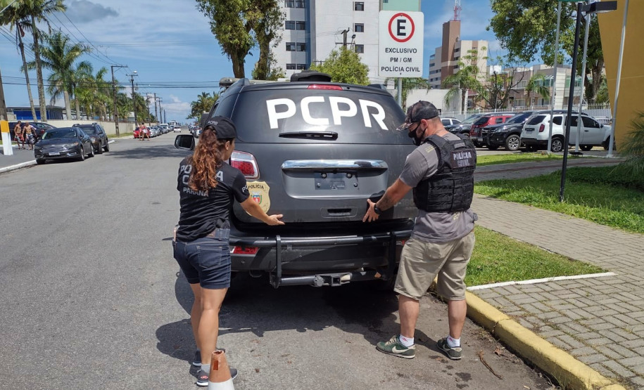 policiais civis em viatura