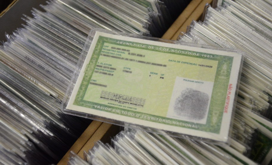 Centenas de carteiras de identidade organizadas em caixas