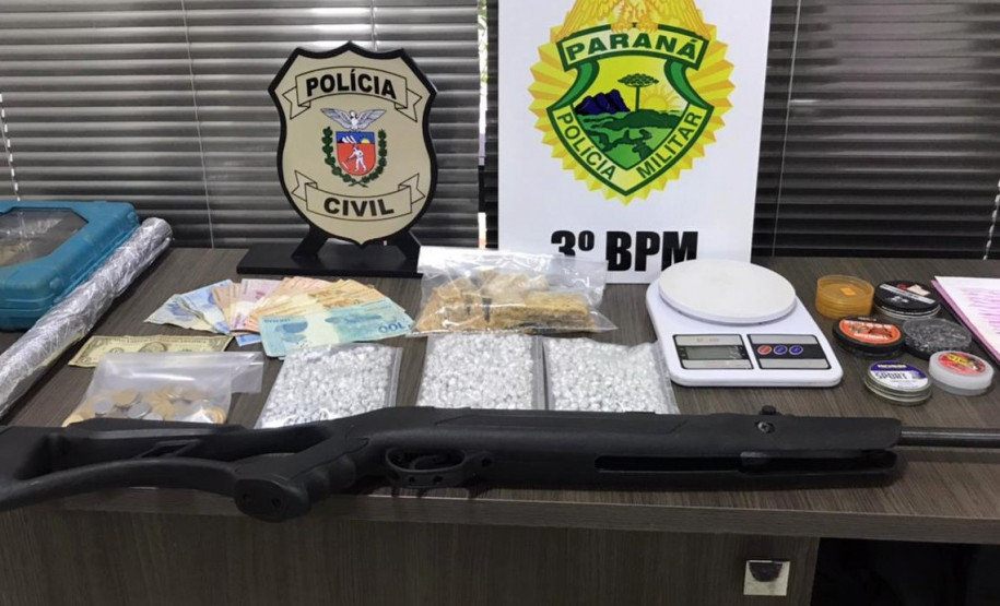 Material apreendido, sobre uma mesa