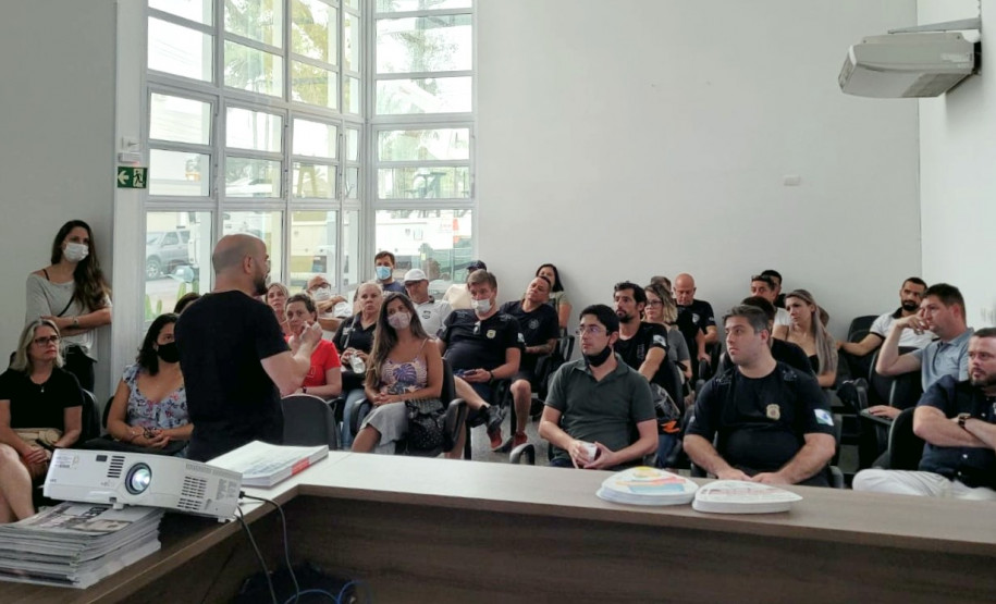 Policiais civis reunidos para capacitação