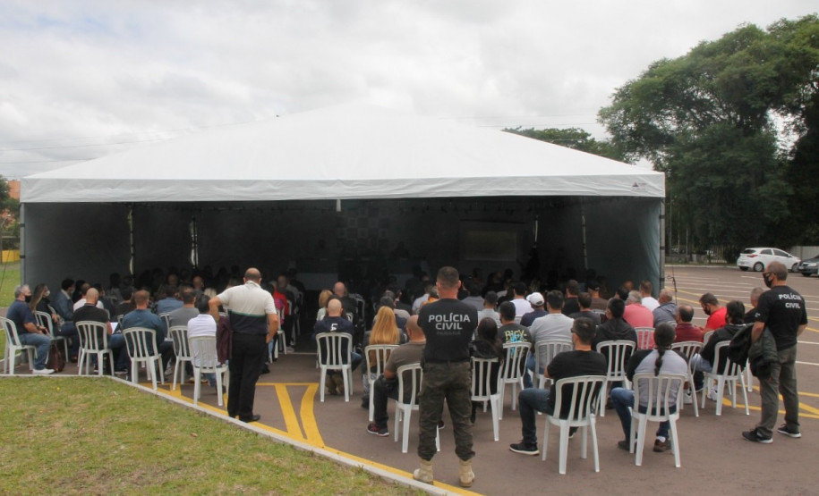 Policiais reunidos para operação verão