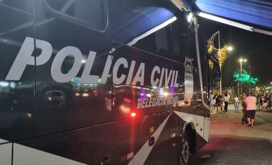 Onibus da polícia civil estacionado no litoral