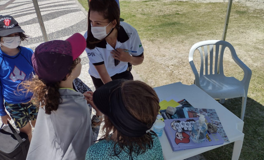 PCPR distribui pulseiras de identificação para crianças durante o feriadão de Natal no Litoral