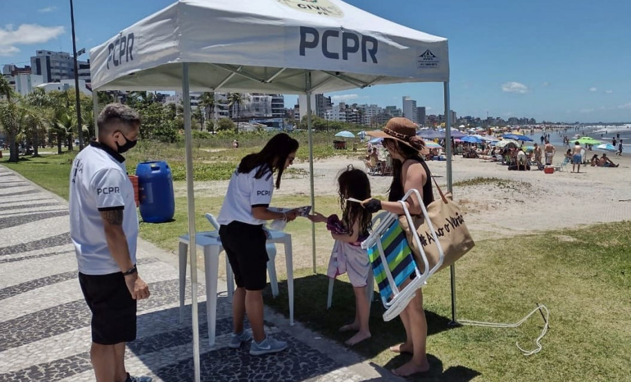 PCPR distribui pulseiras de identificação para crianças durante o feriadão de Natal no Litoral
