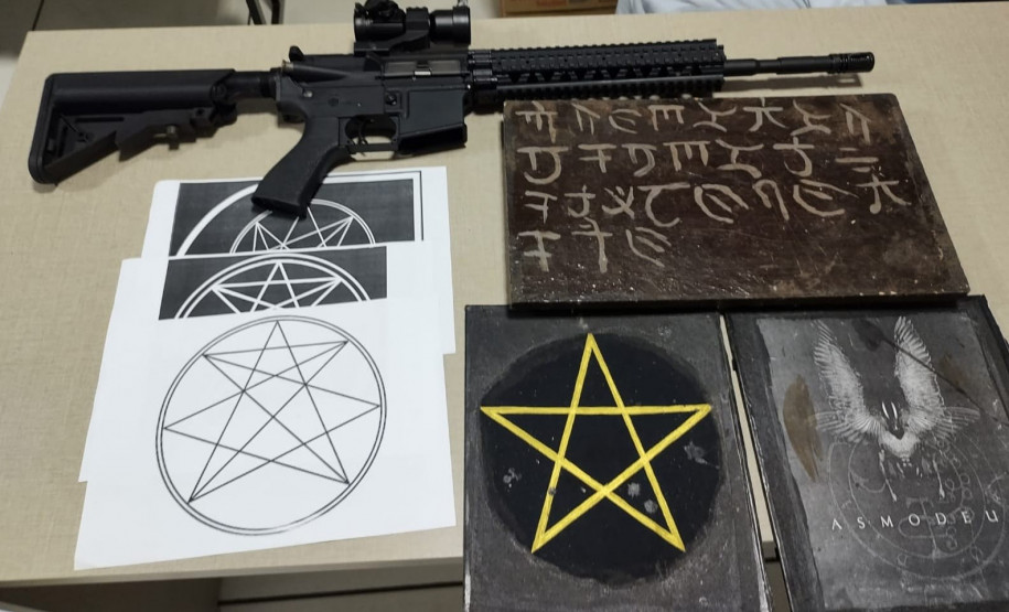 Material apreendido, sobre uma mesa