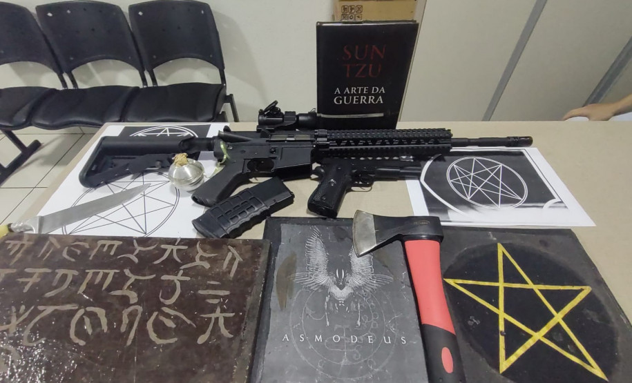 Material apreendido, sobre uma mesa