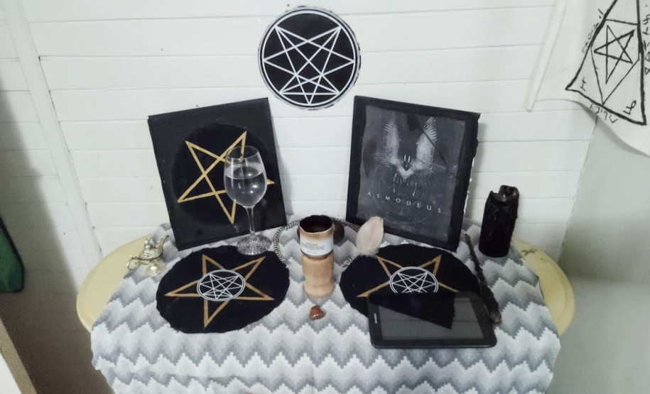 Material apreendido, sobre uma mesa