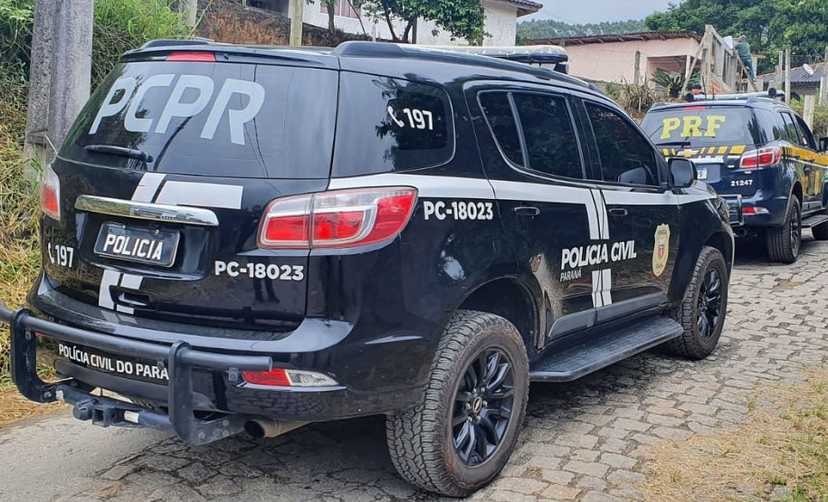 Viaturas da polícia civil e da PRF.