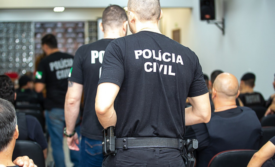 Policiais civis reunidos para instruções de operação