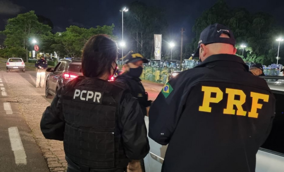 Policial civil e rodoviário fiscalizam veículo em Curitiba