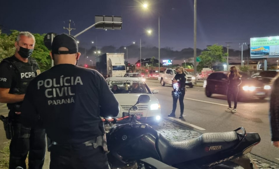 Policiais civis e rodoviários federais fiscalizam trãnsito em rodovia de Curitiba