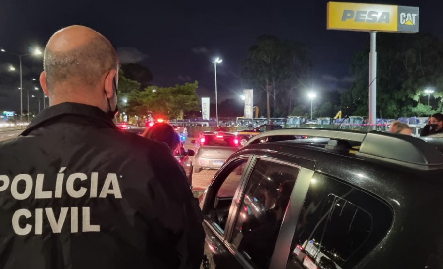 Servidor da PCPR fiscaliza veículo em ação conjunta com a PRF