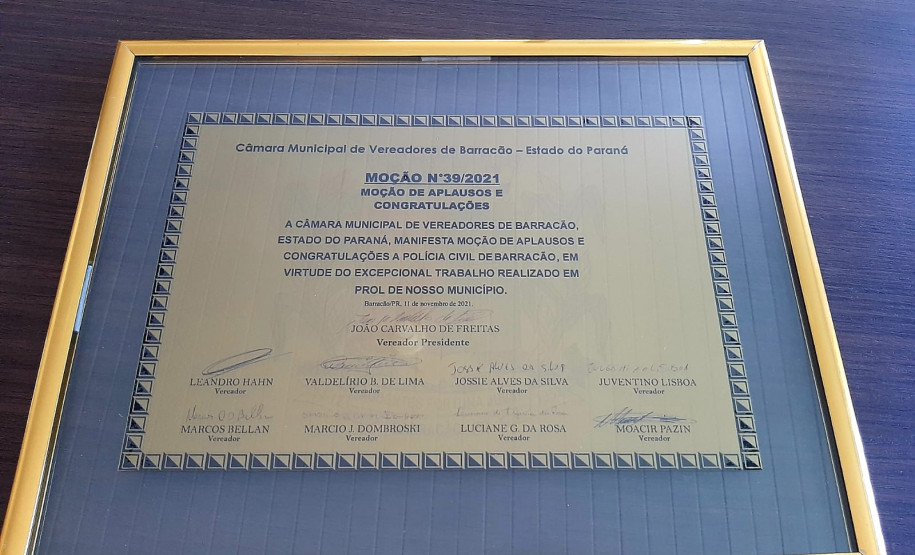 Placa em homenagem aos policiais civis