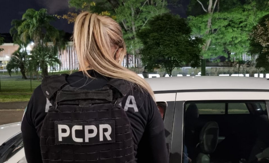Policial civil paranaense fiscaliza veículo em ação conjunta com a PRF na Capital