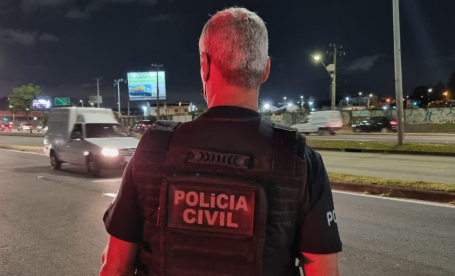 Policial civil paranaense à margem da rodovia durante fiscalização
