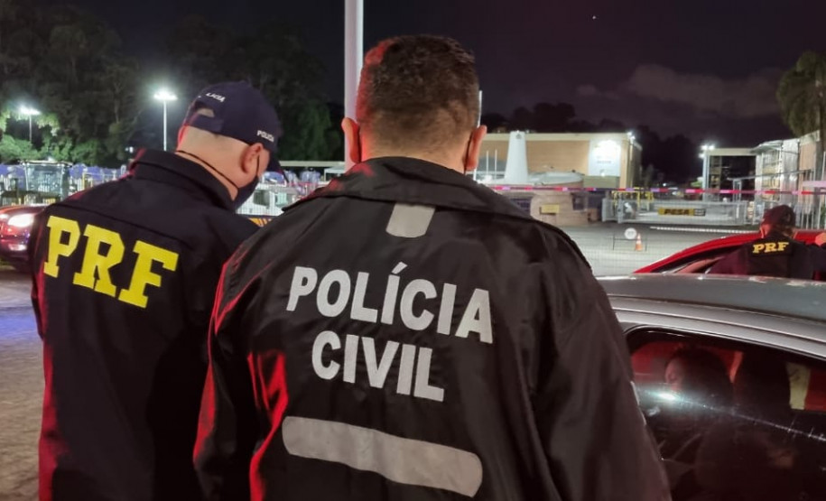 Policial civil e rodoviário federal abordam motorista na Linha Verde