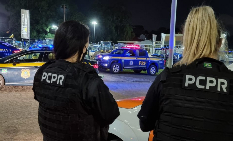 Policiais civis abordam motorista na Linha Verde