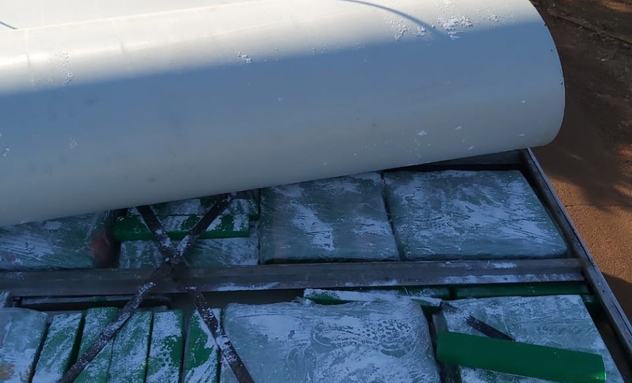 Policiais civis apreendem droga em parte superir de caminhão