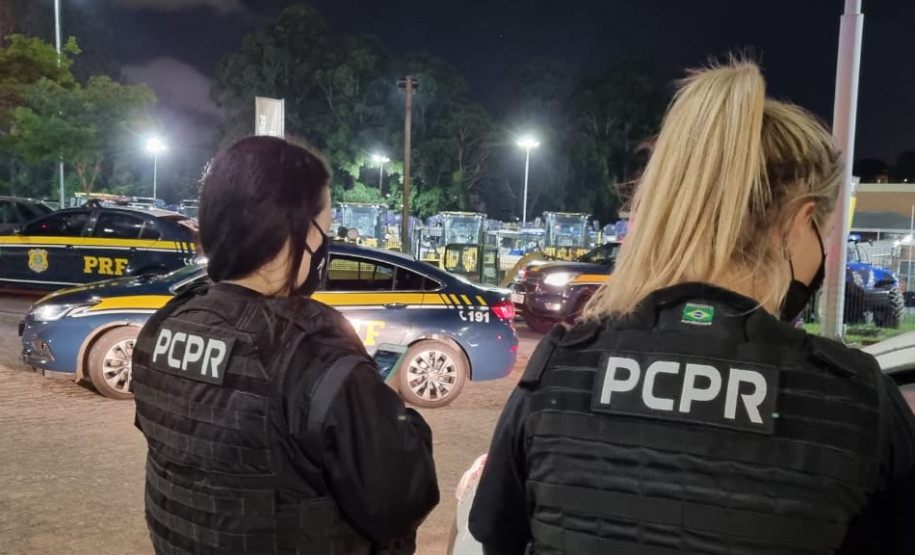 Policiais civis abordam motoristas em rodovia federal da Capital