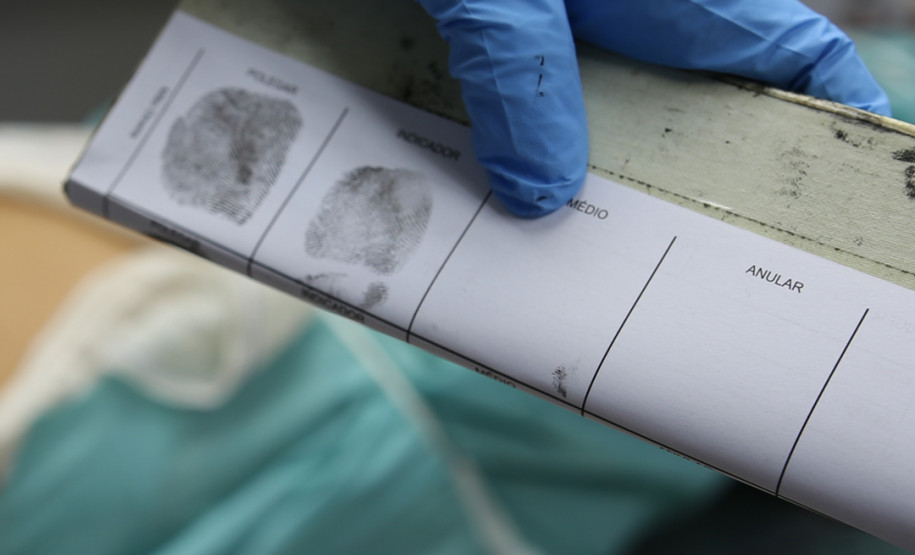 Servidor da PCPR coleta impressões digitais de cidadão