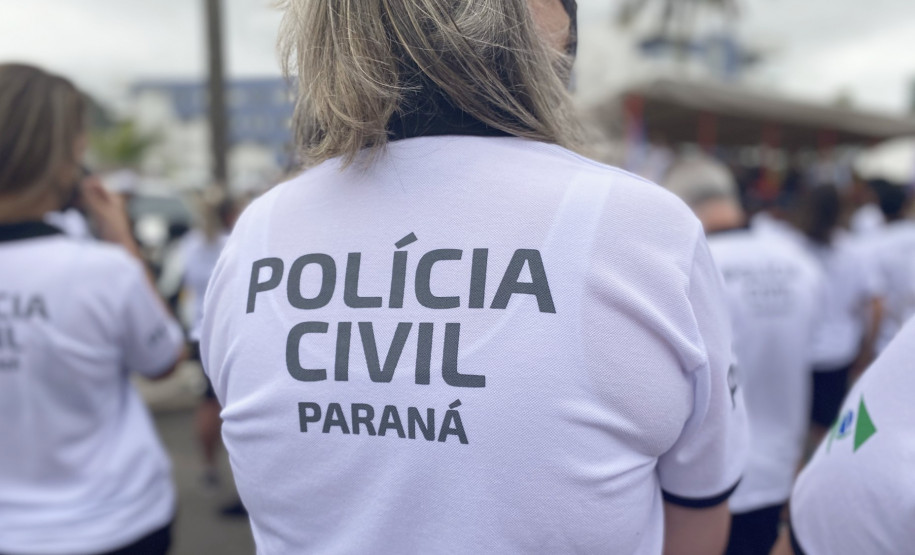 Policiais civis de costas