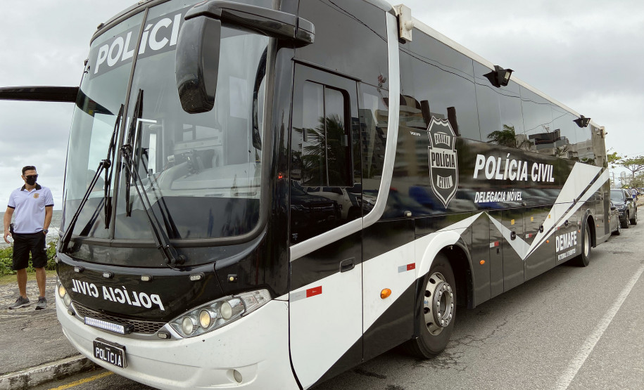 Onibus com delegacia móvel estacionado no litoral