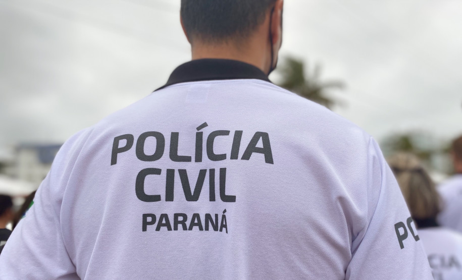 Policial civil de costas