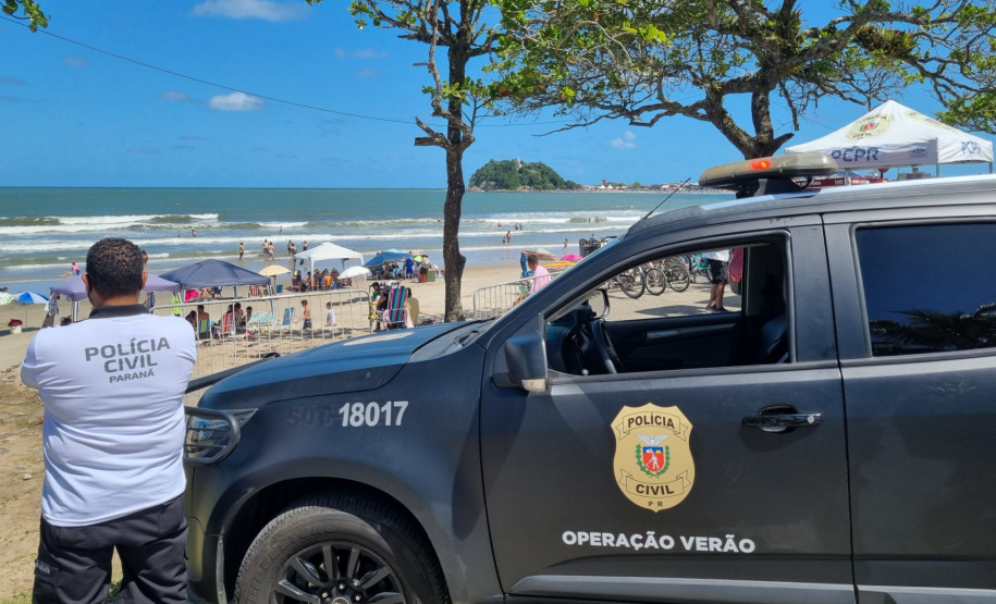 Policial civil ao lado de viatura, observa movimento dos veranistas
