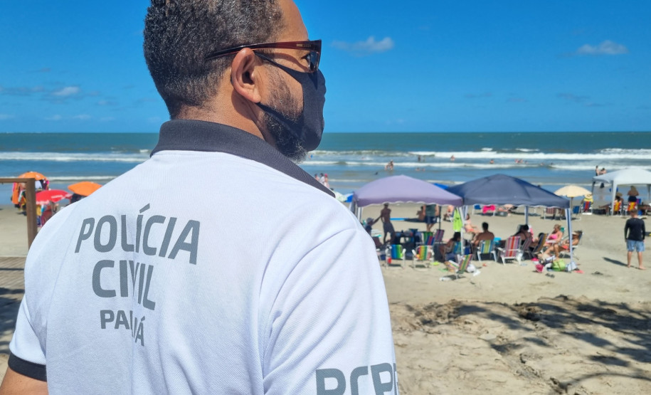Policial civil observa movimento no litoral