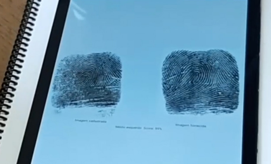 Impressão digital coletada é digitalizada por policial civil